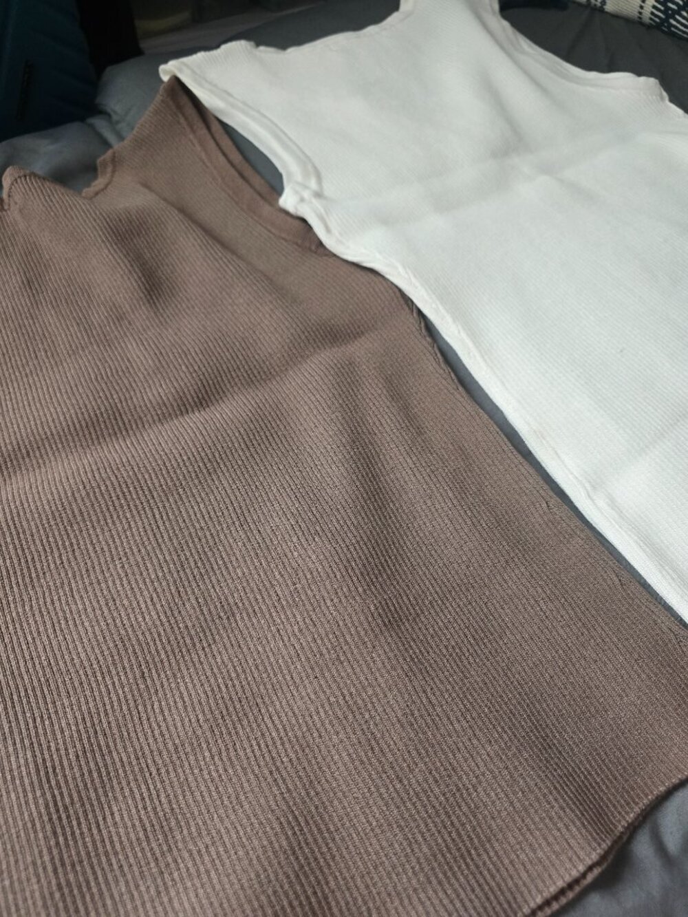 NWOT Set of 2 Emerson Lang Ribbed Tank Tops (L) - Picture 7 of 7